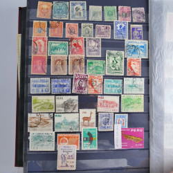 Collection timbres du monde neufs et oblitérés en 8 albums.