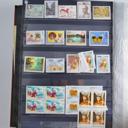 Collection timbres du monde neufs et oblitérés en 8 albums.
