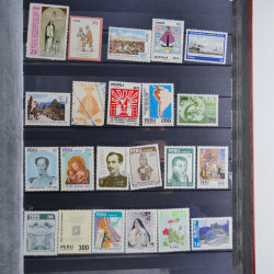 Collection timbres du monde neufs et oblitérés en 8 albums.