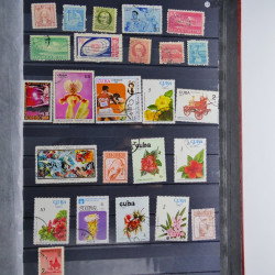 Collection timbres du monde neufs et oblitérés en 8 albums.