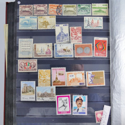 Collection timbres du monde neufs et oblitérés en 8 albums.