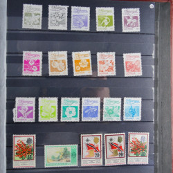Collection timbres du monde neufs et oblitérés en 8 albums.