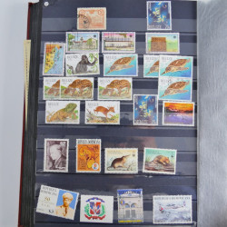 Collection timbres du monde neufs et oblitérés en 8 albums.