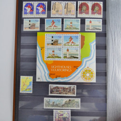 Collection timbres du monde neufs et oblitérés en 8 albums.