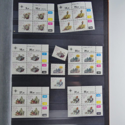 Collection timbres du monde neufs et oblitérés en 8 albums.