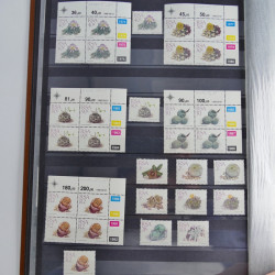 Collection timbres du monde neufs et oblitérés en 8 albums.