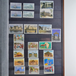 Collection timbres du monde neufs et oblitérés en 8 albums.