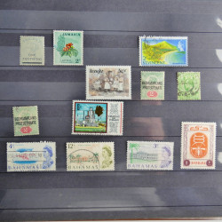 Collection timbres du monde neufs et oblitérés en 8 albums.