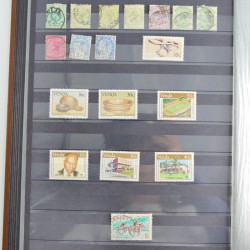 Collection timbres du monde neufs et oblitérés en 8 albums.