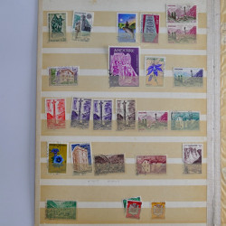 Collection timbres du monde neufs et oblitérés en 8 albums.