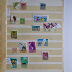 Collection timbres du monde neufs et oblitérés en 8 albums.