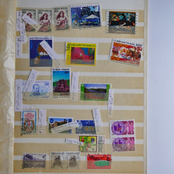 Collection timbres du monde neufs et oblitérés en 8 albums.