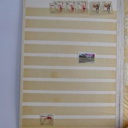 Collection timbres du monde neufs et oblitérés en 8 albums.