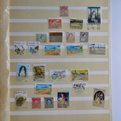 Collection timbres du monde neufs et oblitérés en 8 albums.