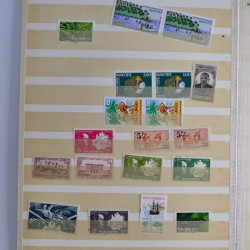 Collection timbres du monde neufs et oblitérés en 8 albums.
