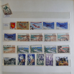 Vrac philatélique de timbres du monde en un carton.