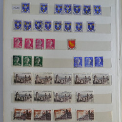 Vrac philatélique de timbres du monde en un carton.