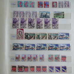 Vrac philatélique de timbres du monde en un carton.