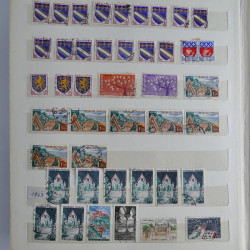 Vrac philatélique de timbres du monde en un carton.
