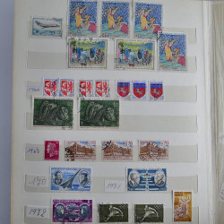 Vrac philatélique de timbres du monde en un carton.