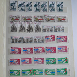Vrac philatélique de timbres du monde en un carton.
