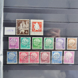 Vrac philatélique de timbres du monde en un carton.