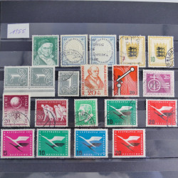 Vrac philatélique de timbres du monde en un carton.
