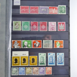 Vrac philatélique de timbres du monde en un carton.