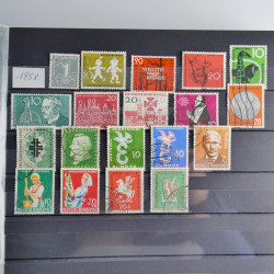 Vrac philatélique de timbres du monde en un carton.