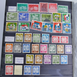 Vrac philatélique de timbres du monde en un carton.