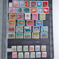 Vrac philatélique de timbres du monde en un carton.