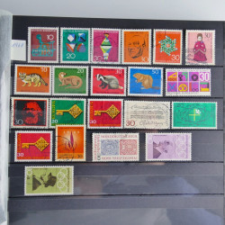 Vrac philatélique de timbres du monde en un carton.