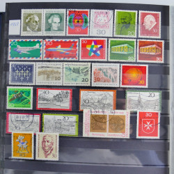 Vrac philatélique de timbres du monde en un carton.