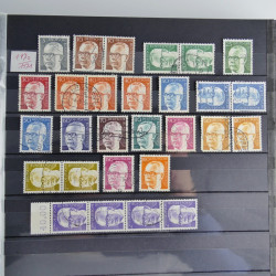 Vrac philatélique de timbres du monde en un carton.