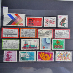 Vrac philatélique de timbres du monde en un carton.