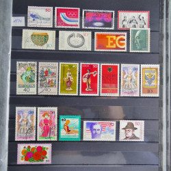 Vrac philatélique de timbres du monde en un carton.