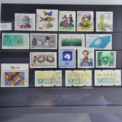 Vrac philatélique de timbres du monde en un carton.