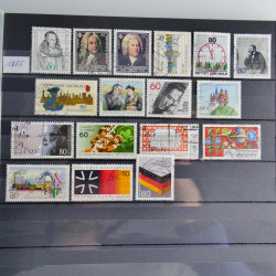 Vrac philatélique de timbres du monde en un carton.