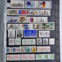 Vrac philatélique de timbres du monde en un carton.