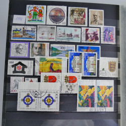 Vrac philatélique de timbres du monde en un carton.