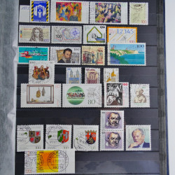 Vrac philatélique de timbres du monde en un carton.