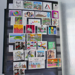 Vrac philatélique de timbres du monde en un carton.