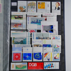Vrac philatélique de timbres du monde en un carton.