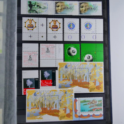Vrac philatélique de timbres du monde en un carton.