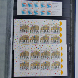 Vrac philatélique de timbres du monde en un carton.
