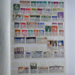 Vrac philatélique de timbres du monde en un carton.