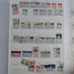 Vrac philatélique de timbres du monde en un carton.