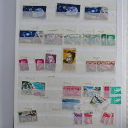 Vrac philatélique de timbres du monde en un carton.