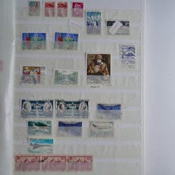 Vrac philatélique de timbres du monde en un carton.