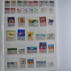 Vrac philatélique de timbres du monde en un carton.
